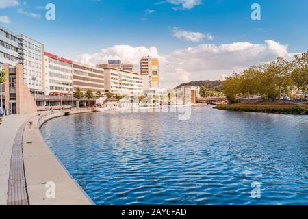 August 2019, Saarbrucken, Deutschland: Ufer der Saar in der Saarbruckenstadt Stockfoto