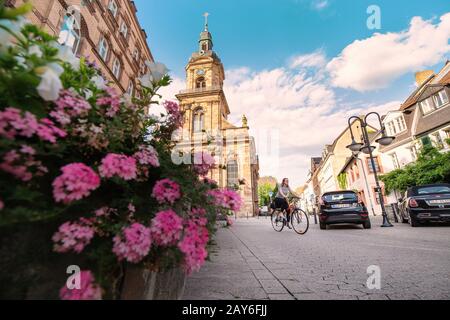 August 2019, Saarbrucken, Deutschland: Blick auf die Altstadt im historischen Zentrum von Saarbrücken, mit Radfahrern auf der Straße Stockfoto