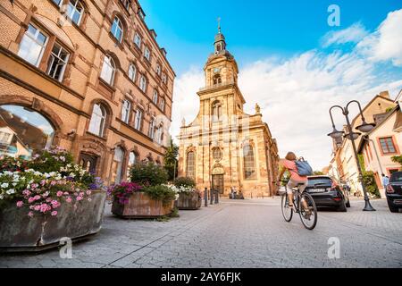 August 2019, Saarbrucken, Deutschland: Blick auf die Altstadt im historischen Zentrum von Saarbrücken, mit Radfahrern auf der Straße Stockfoto