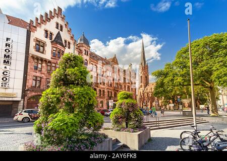 August 2019, Saarbrucken, Deutschland: Stadtleben der Altstadt von Saarbrucken mit der St. Johannes Kirche Stockfoto