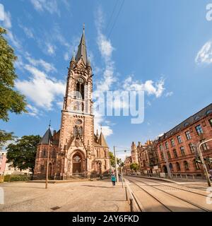 August 2019, Saarbrucken, Deutschland: Stadtleben der Altstadt von Saarbrucken mit der St. Johannes Kirche Stockfoto