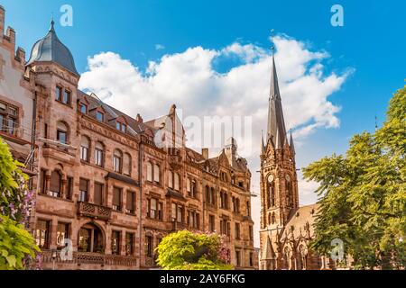 Stadtbild Blick auf die Altstadt von Saarbrucken mit der St. Johannes Kirche. Reisemarken in Deutschland Stockfoto