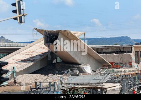 August 2019, Nürnberg, Deutschland: Blick auf die zerstörte Straßenbrücke als Folgen einer Naturkatastrophe Stockfoto