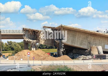 Blick auf die zerstörte Straßenbrücke als die Folgen einer Naturkatastrophe Stockfoto