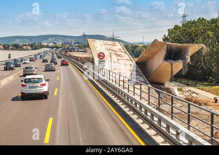 August 2019, Nürnberg, Deutschland: Blick auf die zerstörte Straßenbrücke als Folgen einer Naturkatastrophe Stockfoto