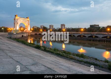 Volgograd, Russland - 1. August 2016: Der erste Gateway Wolgodonsk schiffbaren Kanal, konkrete Befestigungsanlagen Ufer, Volgograd Stockfoto