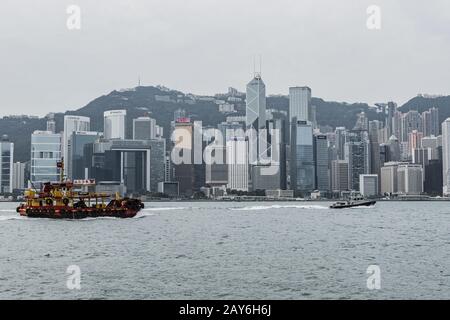 Smog in Hongkong und im Hafen von Victoria mit Blick auf Kowloon Stockfoto