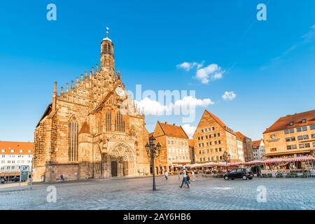 August 2019, Nürnberg, Deutschland: Blick auf die Frauenkirche am Marktplatz bei Sonnenuntergang in Nürnberg. Touristenattraktionen in Deutschland Stockfoto