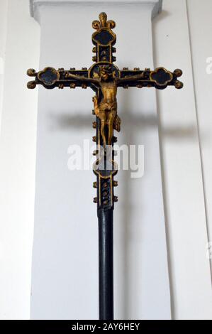 Kreuz Christi Schmiedeeisen, die Christus auf eine Spalte fixiert Stockfoto