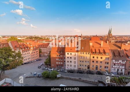 August 2019, Nürnberg, Deutschland: Sonnenuntergang bei Sonnenuntergang mit Blick auf die roten Dächer in der Stadt Nürnberg, Deutschland. Sonnenuntergang im Sommer in der Altstadt Stockfoto