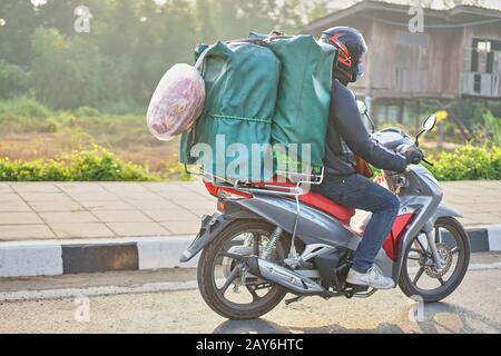 Ein überlastetes Motorrad in Thailand. Stockfoto