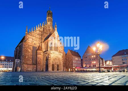 Blick auf die beleuchtete Frauenkirche auf dem Marktplatz nachts in Nürnberg. Touristenattraktionen in Deutschland Stockfoto