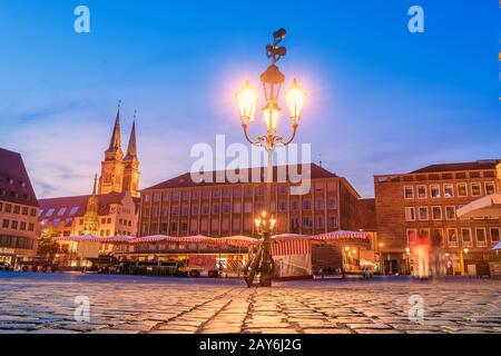 August 2019, Nürnberg, Deutschland: Mysteriöser beleuchteter Platz in der Altstadt mit Laternen in der Nacht Stockfoto