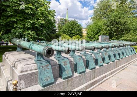 Moskau, Russland - 9. Juli 2019: Russische alte Feldbronzekanonen 17. - 18. Jahrhundert auf dem Gebiet des Moskauer Kreml Stockfoto