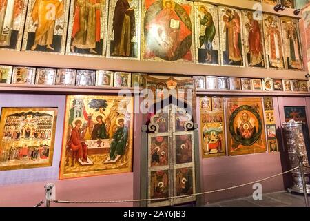 Moskau, Russland - 9. Juli 2019: Fragment der orthodoxen Ikonostase in der alten Kirche der Absetzung im Moskauer Kreml Stockfoto