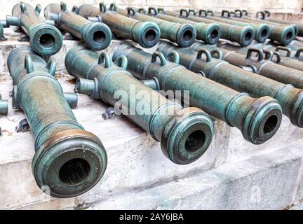 Moskau, Russland - 9. Juli 2019: Russische alte Feldbronzekanonen 17. - 18. Jahrhundert auf dem Gebiet des Moskauer Kreml Stockfoto