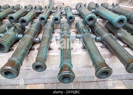 Moskau, Russland - 9. Juli 2019: Russische alte Feldbronzekanonen 17. - 18. Jahrhundert auf dem Gebiet des Moskauer Kreml Stockfoto