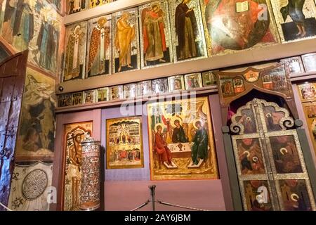 Moskau, Russland - 9. Juli 2019: Fragment der orthodoxen Ikonostase in der alten Kirche der Absetzung im Moskauer Kreml Stockfoto