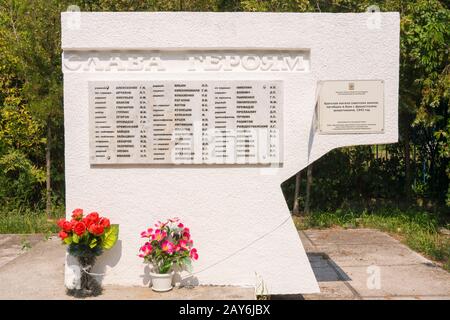 Anapa, Russland - 28. August 2016: Denkmal mit der Liste des gemeinsamen Grabs der sowjetischen Soldaten, die während der Befreiung von ums Leben kamen Stockfoto