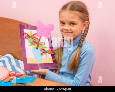 Das Mädchen machte eine Geburtstagskarte für Mutter am Muttertag Stockfoto