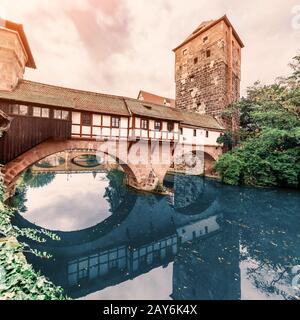 Panoramablick auf die antike Architektur von Fachwerkhäusern am Ufer der Pegnitz in Nürnberg Stockfoto