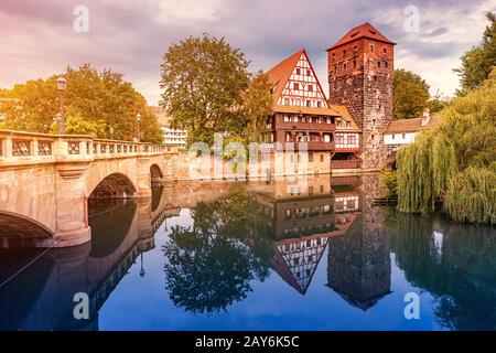 Panoramablick auf die antike Architektur von Fachwerkhäusern am Ufer der Pegnitz in Nürnberg Stockfoto