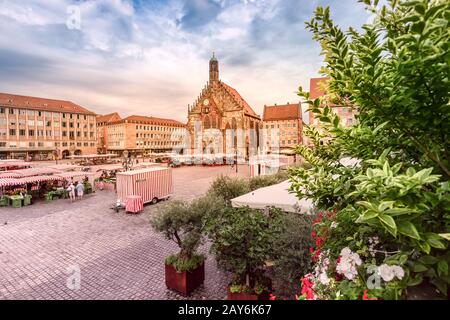 Auf dem Hauptplatz in Nürnberg werden Obst und Gemüse auf dem traditionellen Bauernmarkt verkauft Stockfoto