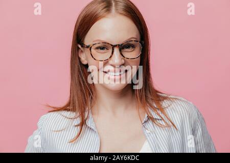 Foto von attraktiven fröhliche junge Frau mit Freude erfüllt Ausdruck, braune Haare, lächelt breit, trägt eine Brille, mit neuen Job freuen, Werke, die ich Stockfoto