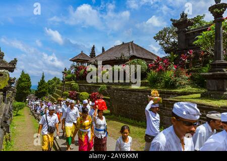 BALI INDONESIA - 26. APRIL: Prayers in Pura Besakih-Tempel am 26. April 2016 auf Bali Island, Indonesien Stockfoto