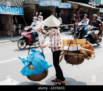 Vietnamesische Straßenhändler handeln und verkaufen ihre Gemüse- und Obstprodukte in Hanoi, Vietnam Stockfoto