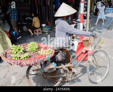 Vietnamesische Straßenhändler handeln und verkaufen ihre Gemüse- und Obstprodukte in Hanoi, Vietnam Stockfoto