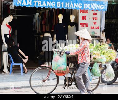 Vietnamesische Straßenhändler handeln und verkaufen ihre Gemüse- und Obstprodukte in Hanoi, Vietnam Stockfoto