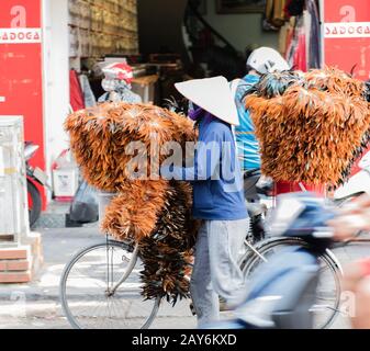 Vietnamesische Straßenhändler handeln und verkaufen ihre Gemüse- und Obstprodukte in Hanoi, Vietnam Stockfoto