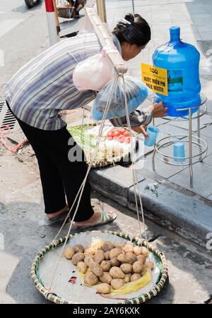 Vietnamesische Straßenhändler handeln und verkaufen ihre Gemüse- und Obstprodukte in Hanoi, Vietnam Stockfoto