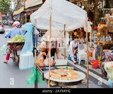 Vietnamesische Straßenhändler handeln und verkaufen ihre Gemüse- und Obstprodukte in Hanoi, Vietnam Stockfoto