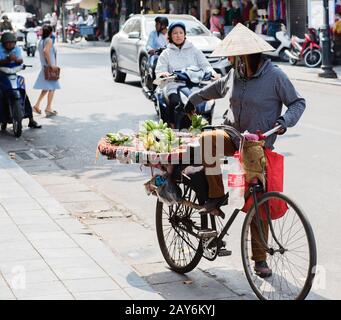 Vietnamesische Straßenhändler handeln und verkaufen ihre Gemüse- und Obstprodukte in Hanoi, Vietnam Stockfoto