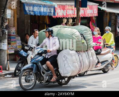 Vietnamesische Straßenhändler handeln und verkaufen ihre Gemüse- und Obstprodukte in Hanoi, Vietnam Stockfoto