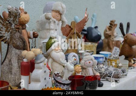 Bunte Auswahl an Geschenken und Weihnachtsfiguren am Verkaufstisch Stockfoto