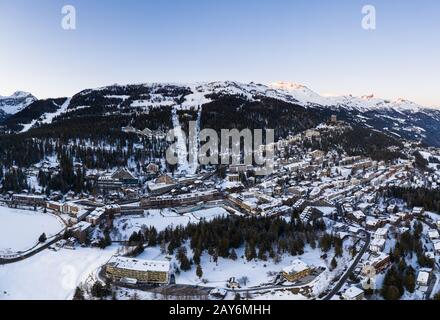 Luftbild des berühmten Skigebiets Crans Montana in den Schweizer alpen im Kanton Wallis, Schweiz, im Winter Stockfoto