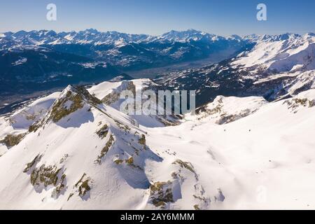 Luftbild des Plaine Morte Gletschers auf der Spitze des Skigebiets Crans Montana mit Blick auf das Mittelwallistal in den Schweizer alpen in Switz Stockfoto