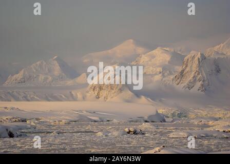 Berge, bedeckt mit Schnee und Gletscher der antarktischen Halbinsel, einen kleinen Schneesturm Stockfoto