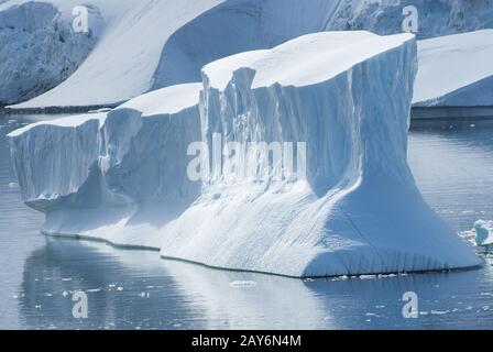 großen Eisbergs in der Meerenge zwischen den Inseln vor der Westküste der antarktischen Halbinsel Stockfoto