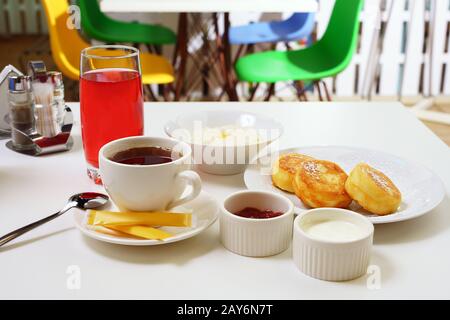 Frühstück mit Brei und Käsekuchen Stockfoto