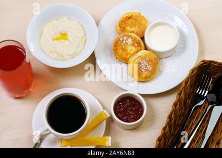 Gedeckter Tisch mit Brei Käsekuchen Kaffee im café Stockfoto