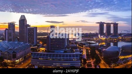 SINGAPUR - 16. APRIL: Skyline der Stadt Singapur und Marina Bay am 16. April 2016 in Singapur Stockfoto