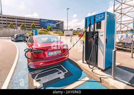 21. Juli 2019, Stuttgart, Deutschland: Tesla-Auto lädt am Sonderparkplatz Stockfoto