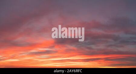 Dämmerungshimmel und Wolken Panorama mit orangefarbenen Farbtönen Stockfoto