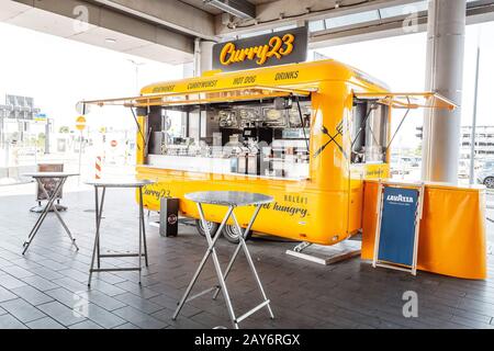 21. Juli 2019, Stuttgart, Deutschland: Lebensmittel-Truck-Handycafé verkauft Currywurst-Würstchen Stockfoto