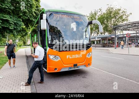 21. Juli 2019, Stuttgart, Deutschland: Grüner Flixbus an der Haltestelle mit Passagier und Fahrer Stockfoto