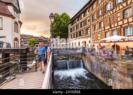 21. Juli 2019, Straßburg, Frankreich: Touristen, die in der Nähe des kleinen Wasserfalls im Petit France Quarter in Straßburg spazieren Stockfoto